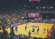 九游娱乐平台-凯恩巅峰对决，阿扎伦卡观战，曼联逆转险胜